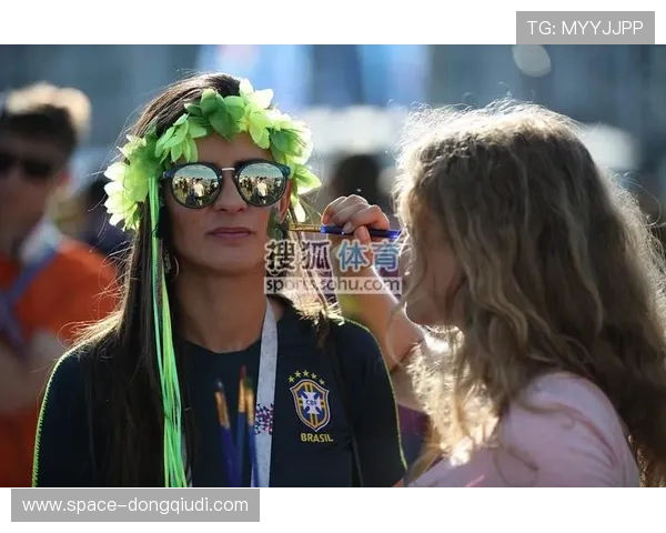 巴西球星在酋长球场训练，引发当地球迷热情追捧