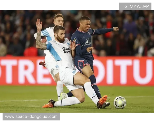 法甲半程竞争激烈，朗斯、巴黎、马赛形成三强争霸