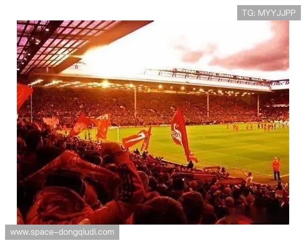 安菲尔德灯光秀迎欧冠夜,红军球迷营造红色海洋